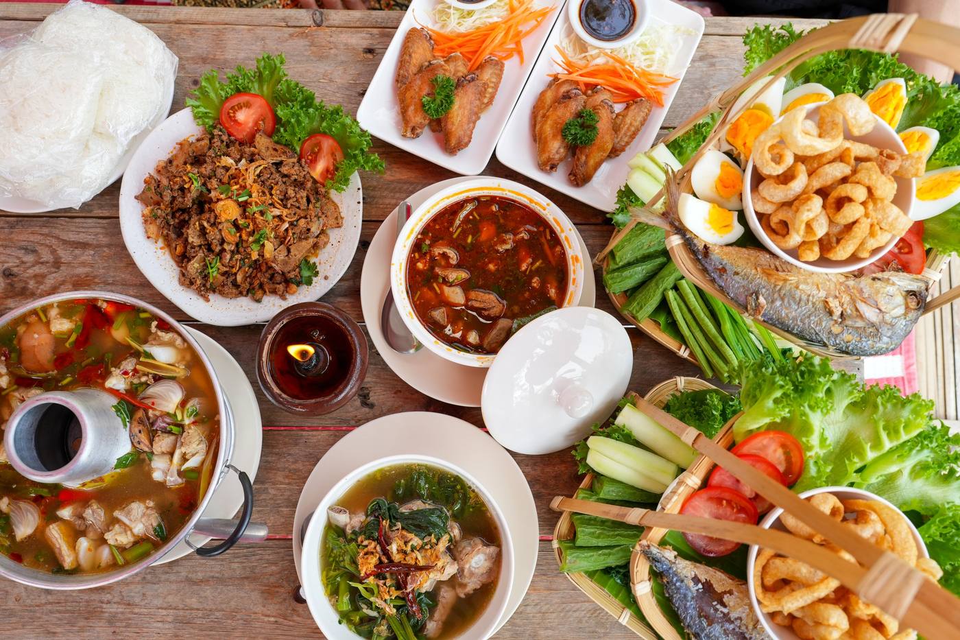 อาหารเหนือ ส้มตำ น้ำพริกอ่อง ร้านริมธารา แม่ริม