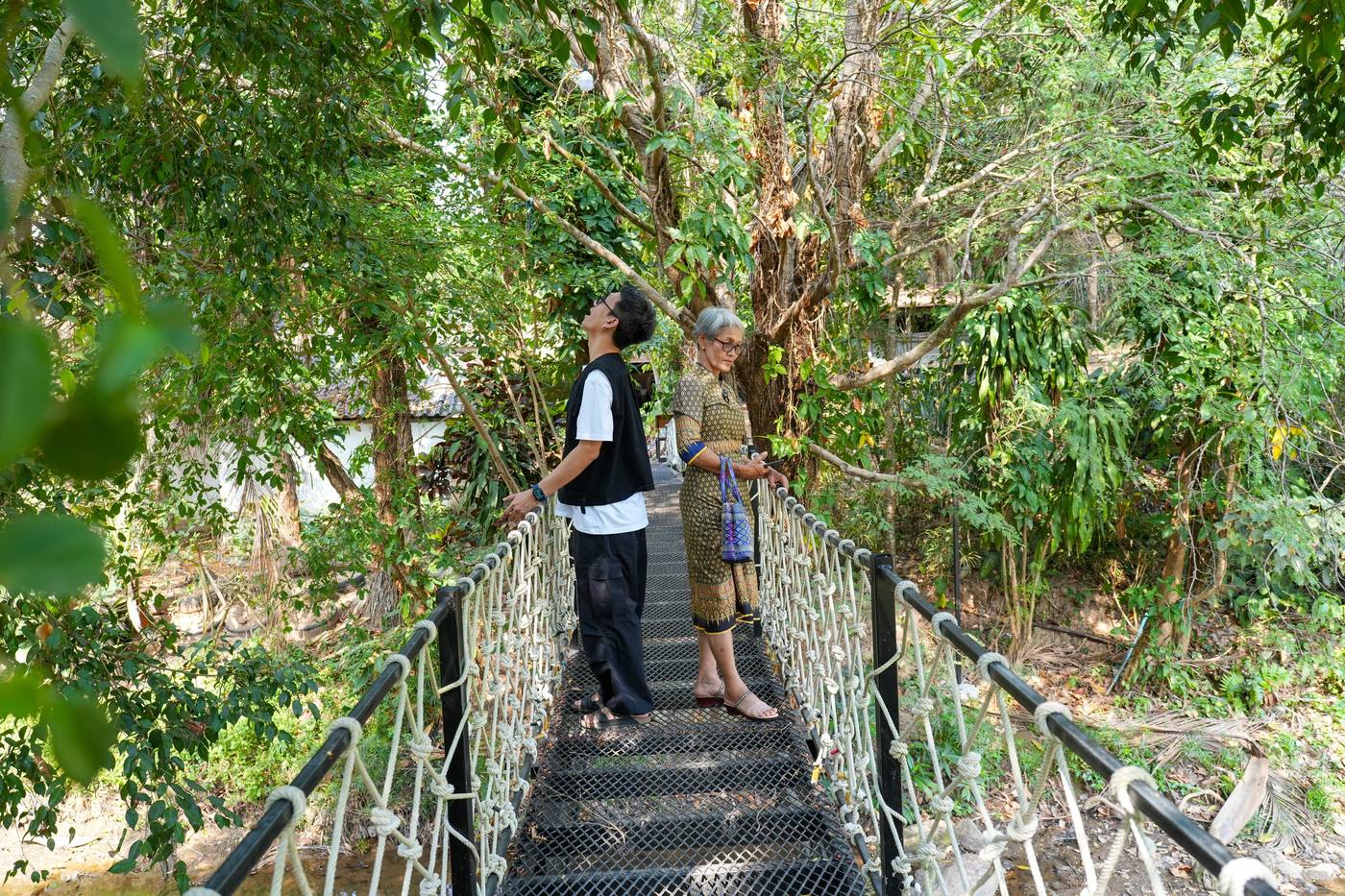 สะพานแขวนข้ามลำธาร ร้านริมธารา